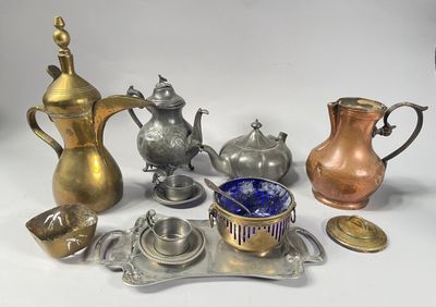 de nombreux objets en argent et en or de toutes sortes posés sur la table