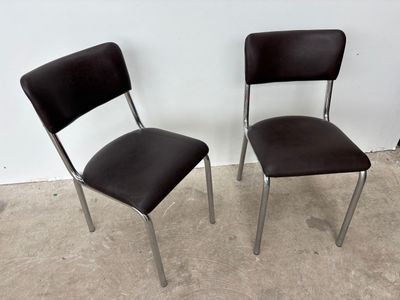 deux chaises assises l'une à côté de l'autre dans une pièce