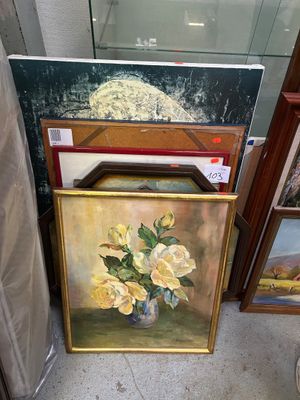 tableau représentant des roses jaunes dans un vase posé sur une table, à côté d'autres tableaux