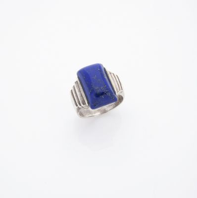 une bague en argent ornée d'une pierre de lapis-lazuli au centre