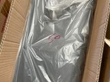 une boîte en carton contenant un sac en plastique