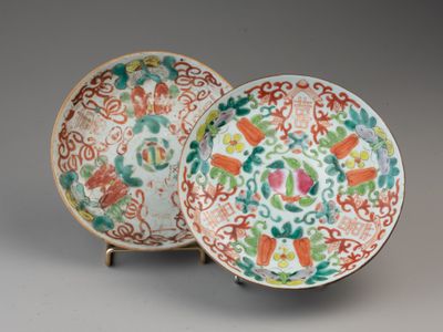paire d'assiettes chinoises de style « famille » ornées de fleurs et d'oiseaux
