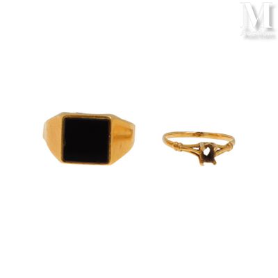 l'image d'une bague en or ornée d'une pierre noire