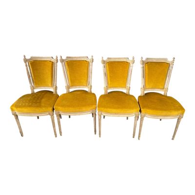 lot de quatre chaises de salle à manger de style Louis XVI avec assises rembourrées de velours jaune