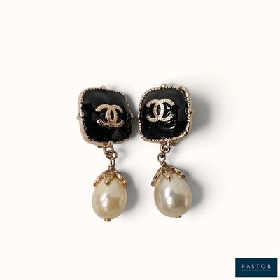 boucles d'oreilles Chanel ornées de perles noires et blanches