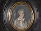 portrait d'un jeune homme vêtu d'un manteau marron et d'une chemise blanche