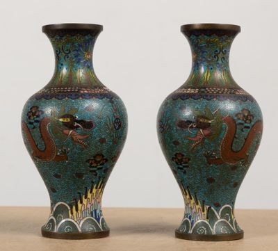 CHINE. Paire de vases cloisonnés à décor de dragons.