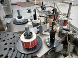 une image d'une machine sur laquelle sont branchés de nombreux câbles