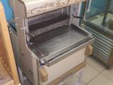 un appareil qui se trouve dans une cuisine, à côté d'un réfrigérateur