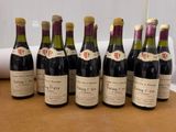 six bouteilles de vin sont alignées sur une table