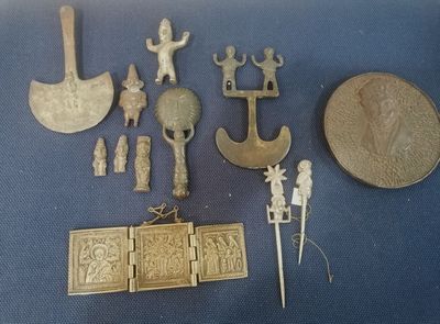 Lot de petits bronzes "sujets" et médaille