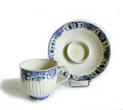 une tasse et une soucoupe placées l'une à côté de l'autre sur une table