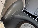 un gros plan de l'arrière d'une voiture dont la portière est ouverte