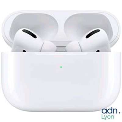des AirPods blancs posés sur leur boîtier de recharge