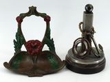 deux objets métalliques placés l'un à côté de l'autre