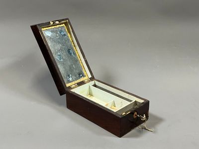 une petite boîte en bois contenant un miroir