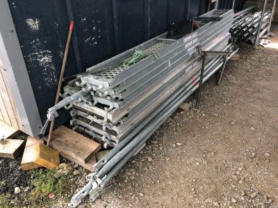 un tas de tuyaux métalliques posé à l'extérieur d'un bâtiment