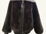 une photo d'une veste en fourrure marron sur un mannequin