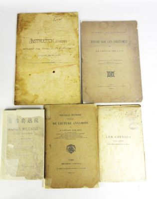 quatre vieux livres empilés les uns sur les autres sur une table