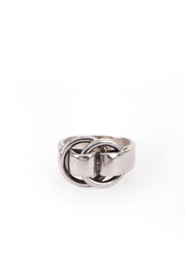 une image représentant une bague en argent avec un nœud au milieu
