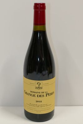 une bouteille de vin posée sur une table