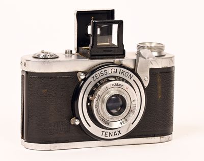 une photo en noir et blanc d'un appareil photo sur fond blanc