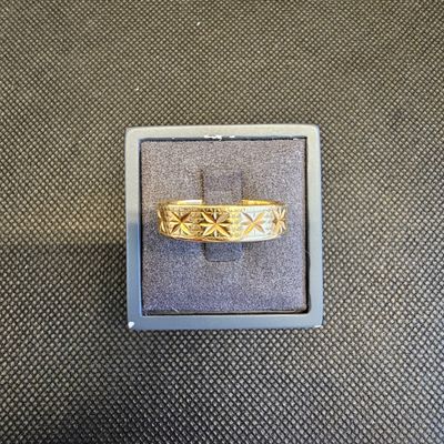gros plan d'une bague dans une boîte sur une table