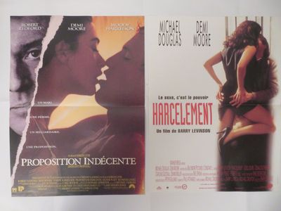 deux affiches de cinéma représentant un homme et une femme en train de s'embrasser