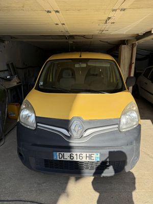 une voiture jaune garée dans un garage à côté d'autres voitures
