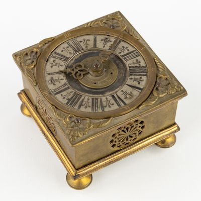 une horloge en or avec des chiffres romains