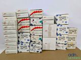 un grand nombre de boîtes empilées les unes sur les autres