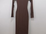 La robe est marron et a des manches longues.