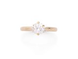 une bague en or jaune sertie d'un seul diamant