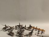 quelques figurines en argent représentant des soldats et des chevaux sont posées sur une surface blanche