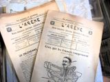 deux vieux journaux français posés sur une table
