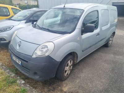 deux petites voitures garées l'une à côté de l'autre sur un parking
