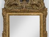 un miroir au cadre doré richement décoré, orné d'anges et de chérubins