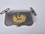 une boucle de ceinture dorée et noire ornée de deux oiseaux