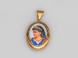 un portrait en or et émail représentant une femme en robe bleue