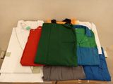 beaucoup de polos pour hommes posés sur une table