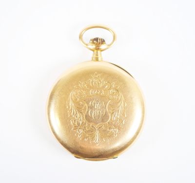montre de poche plaquée or posée sur une surface blanche, sur fond blanc