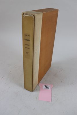 un livre posé par terre à côté d'une étiquette rose