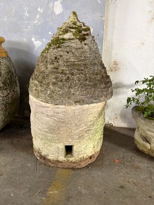 trois vases posés les uns à côté des autres par terre