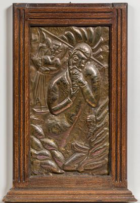 une plaque en bronze représentant un homme muni d'une épée et d'un oiseau