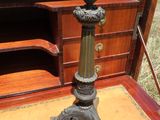 une lampe posée sur une table dans une pièce
