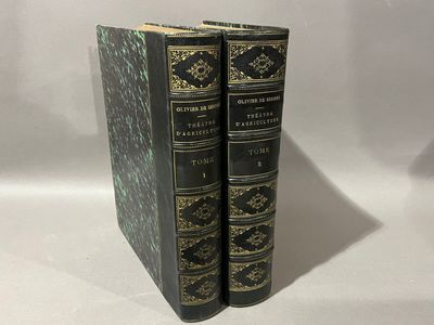 deux livres posés l'un sur l'autre sur une surface blanche