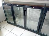 trois portes vitrées ouvertes dans une cuisine