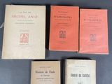 trois livres sont posés sur une table les uns à côté des autres