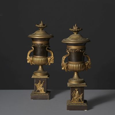 paire d'urnes anciennes en bronze et marbre noir, posées sur des socles
