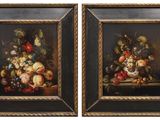 deux tableaux encadrés représentant des fruits et des fleurs posés sur une table
